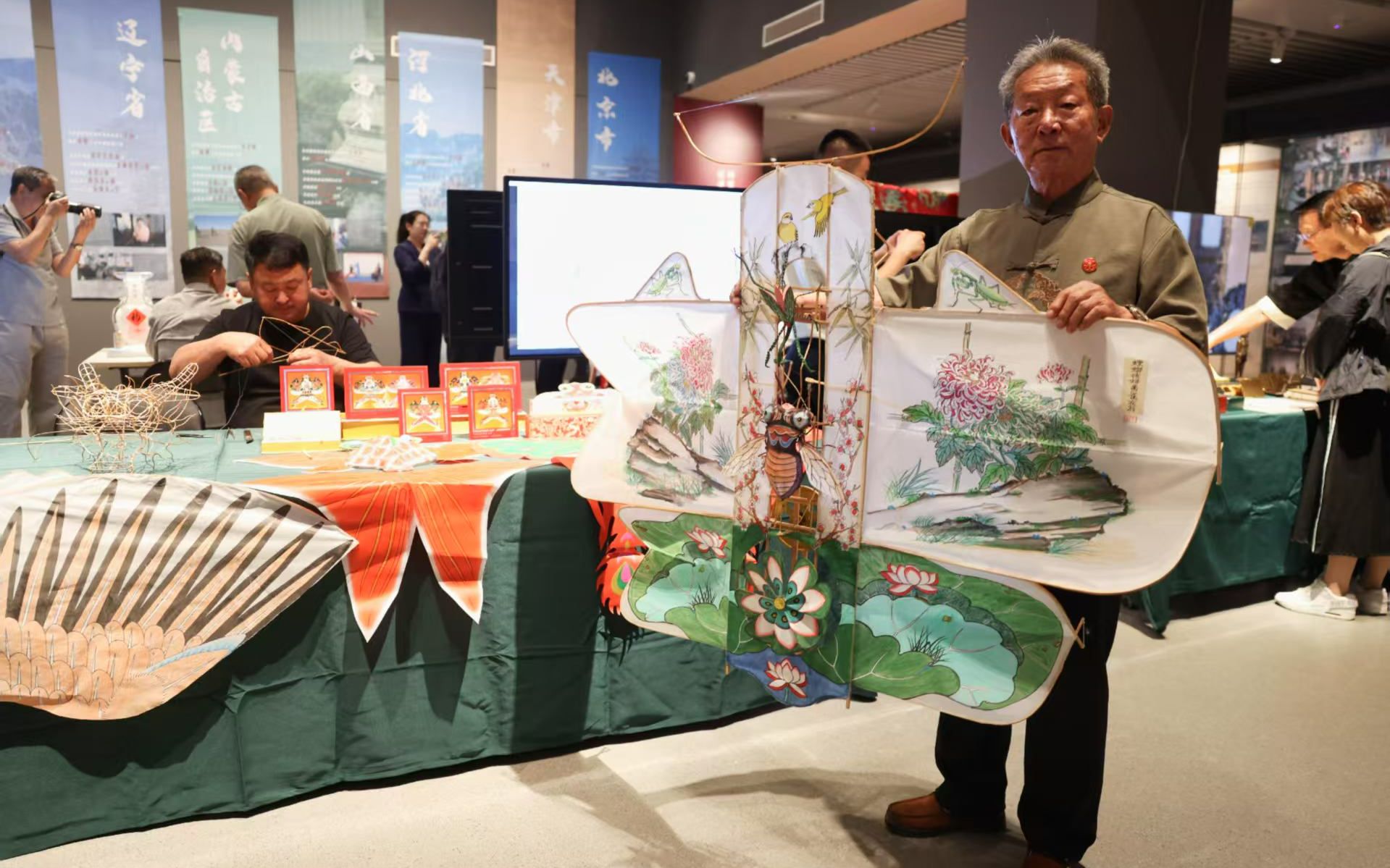 風箏製作技藝(濰坊風箏)國家級非遺代表性傳承人張效東和下一代傳承人在現場展示他們的成果。新京報記者 浦峰 攝
