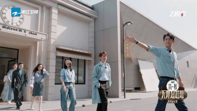 返场监制@惠英紅kara 在欢呼声下登场，开口就放话：看着是我一个人，其实我背后有很多‘大佬’的