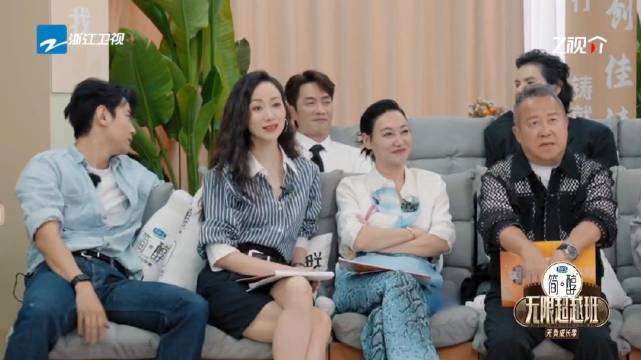 纪凌尘表演后向向佐飞吻示爱