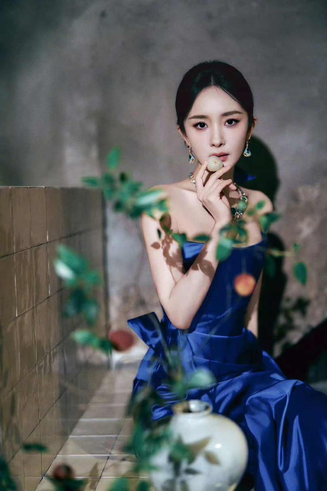 美无需多言 作为享界S9车友，杨幂真的太美了 简简单单拿个荔枝就上个热搜