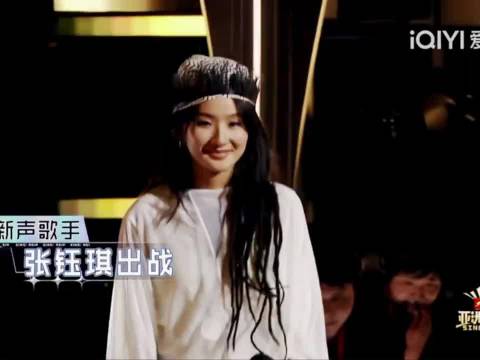 亚洲新声等到张钰琪咯，唱了自己的原创《moonlight》
