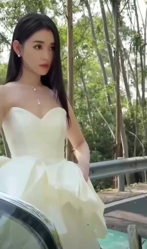 蒋依依终究是长大了，有一点时尚感了