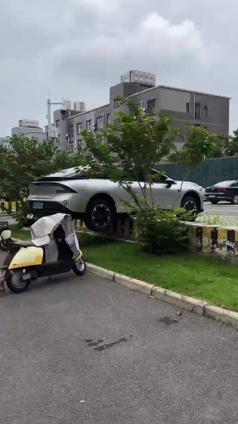 这小鹏底盘，算是遭殃了！