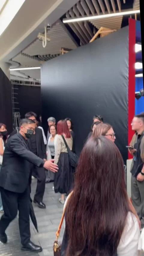 大鹏剥荔枝的时候手上都粘有汁水了，还一股劲的摸邓超衣服