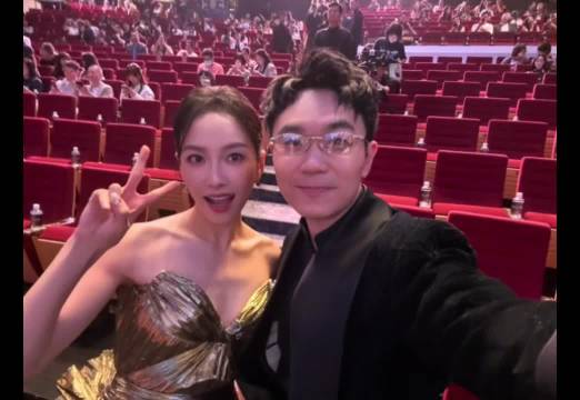 宋茜晒与大鹏内场合照，获赠荔枝友谊稳固