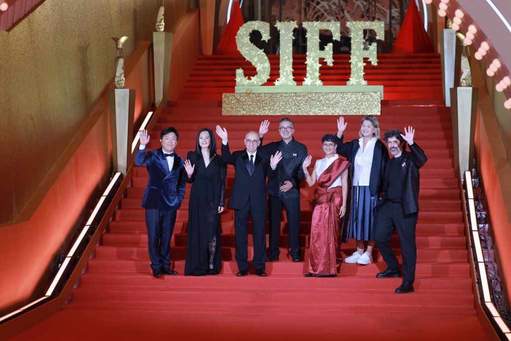 评审团合影。澎湃新闻记者 薛松 图