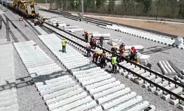 包银高铁内蒙古段铺设的是来自包钢集团的高速稀土钢轨。(资料图)