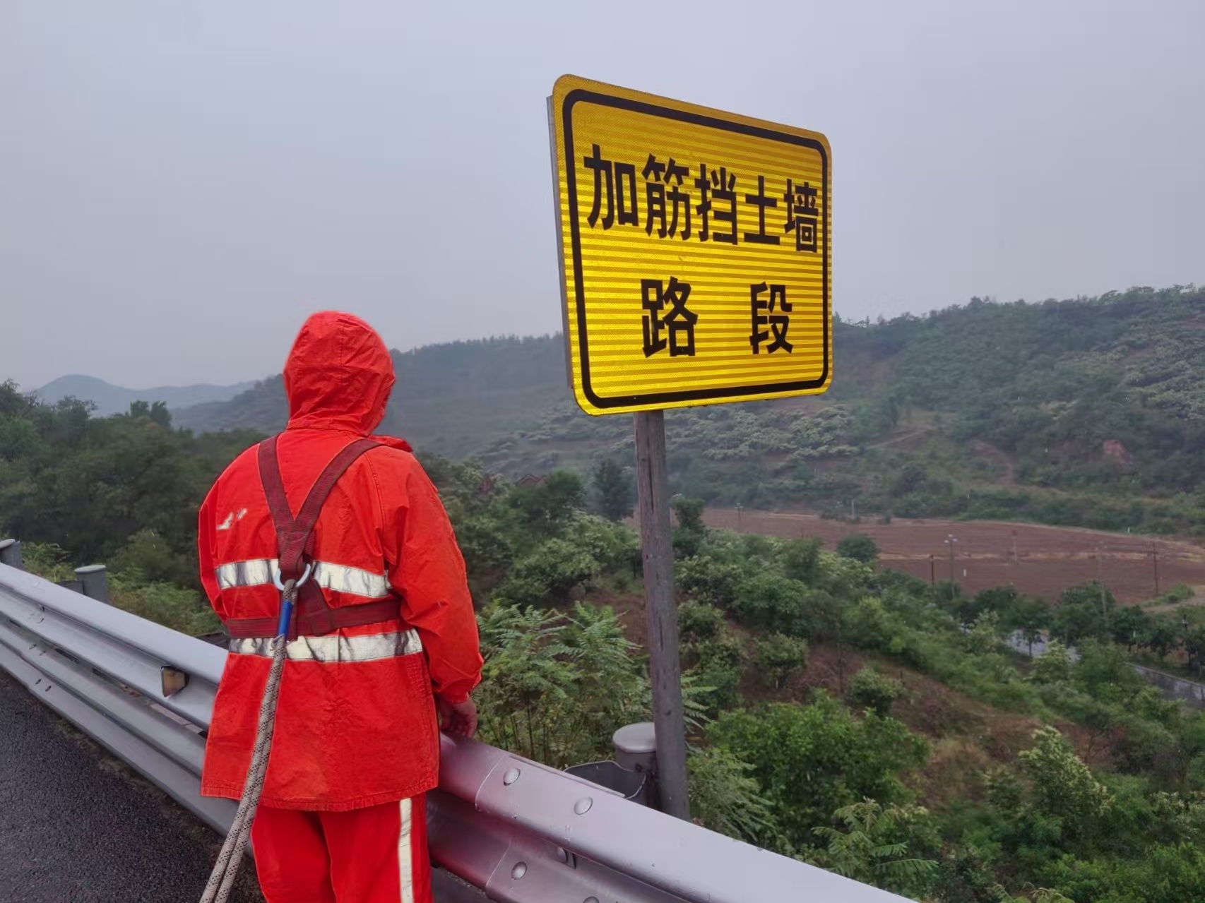 養護人員冒雨巡查高速公路情況。正選養護公司供圖