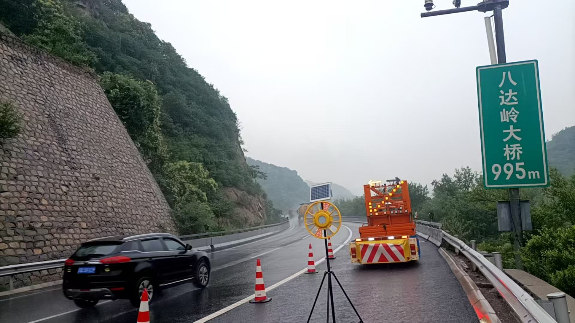 京藏高速山區段,養護部門在易出現風險的路段備勤,提醒過往車輛注意安全。正選養護公司供圖