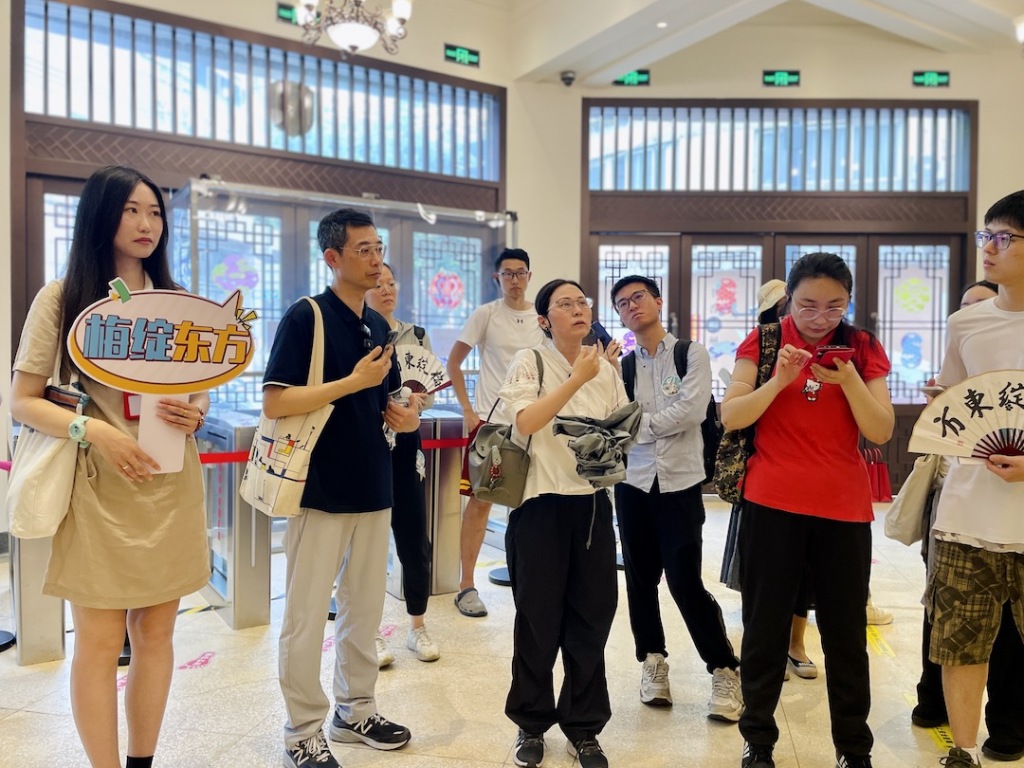 “梅绽东方”梅兰芳文物主题游径city walk现场