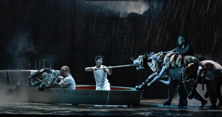 话剧《少年派的奇幻漂流》：舞台景观震撼，探讨生存命题