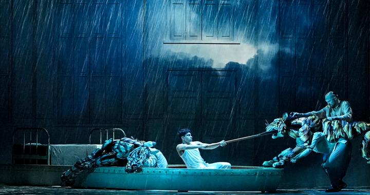 话剧《少年派的奇幻漂流》再现“一人一虎”海上求生，木偶“帕克”栩栩如生成最大亮点