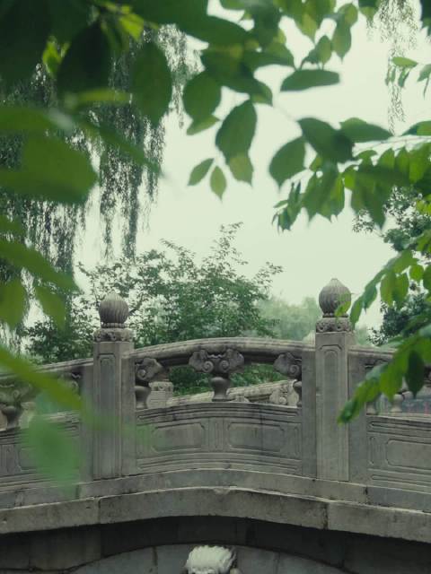 钟欣潼亮相芭莎非遗之夜，肖氏点翠传承人助阵