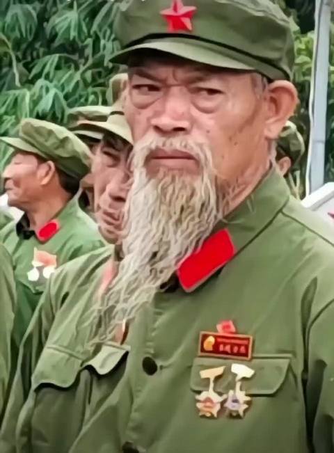 中国 老兵的眼神，正气凛然！威武