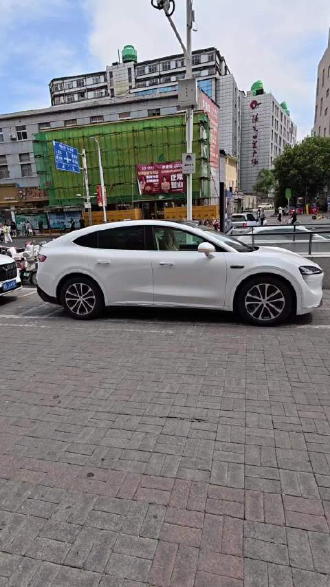 车主称智界R7自动泊车如雇司机