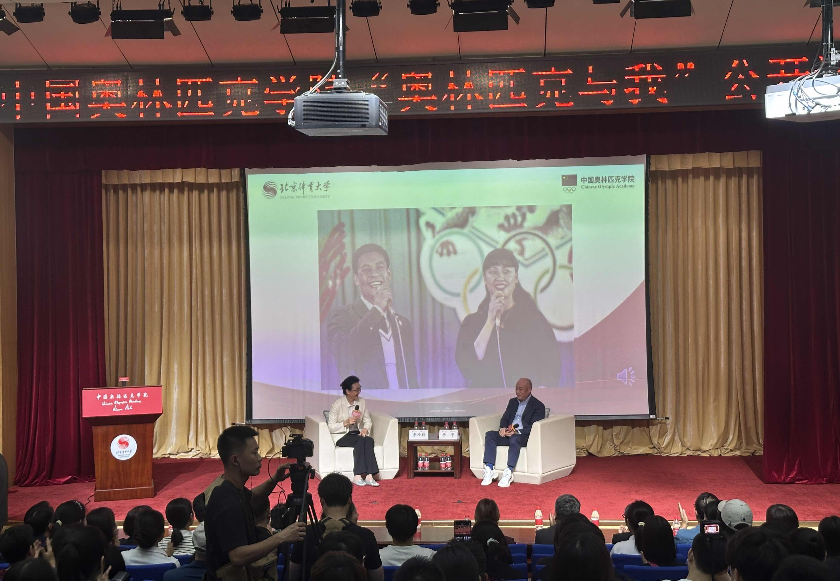 李玲蔚、李寧曾一同主持國家隊春節聯歡晚會。 新京報記者 孫海光 攝