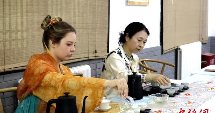 俄罗斯青年西安“邂逅”茶艺：一壶香茗悟东方