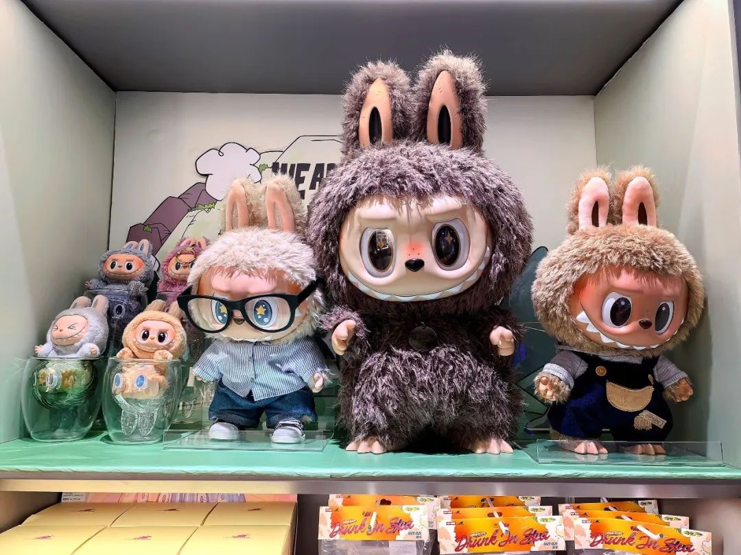 泡泡玛特labubu ae6b-b33f6efb3ebbb30bba841ec3104edfab.jpg