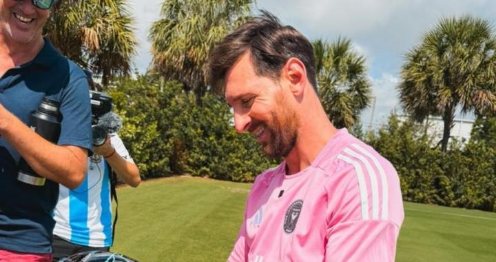 阿根廷F1赛车手向梅西赠送头盔，后者面带微笑接过礼物