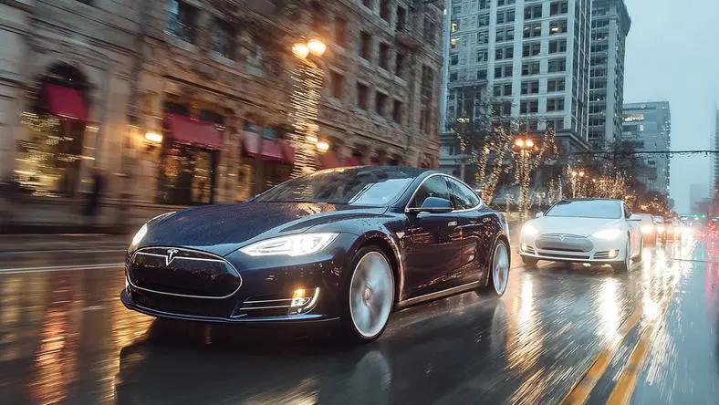 特斯拉无人车开跑，画了这么久的饼，终于可以吃了