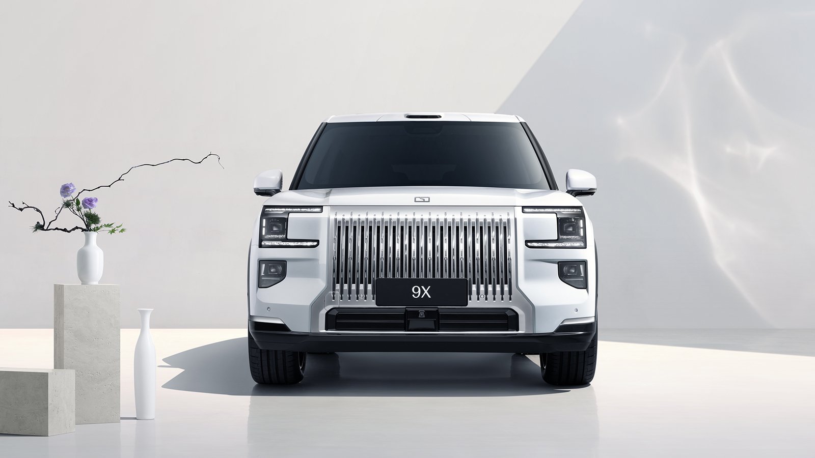 极氪9X发布极昼白新车色，上海车展黑色款同台亮相