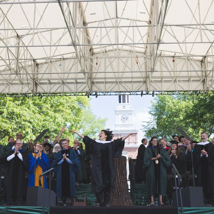 吴珊卓获达特茅斯荣誉博士学位，分享与不适共处成长经历