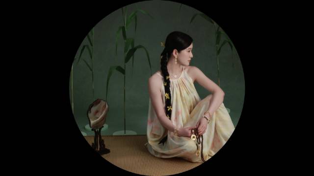 张雪迎生日晒古风写真，檀香染袖衣袂成诗