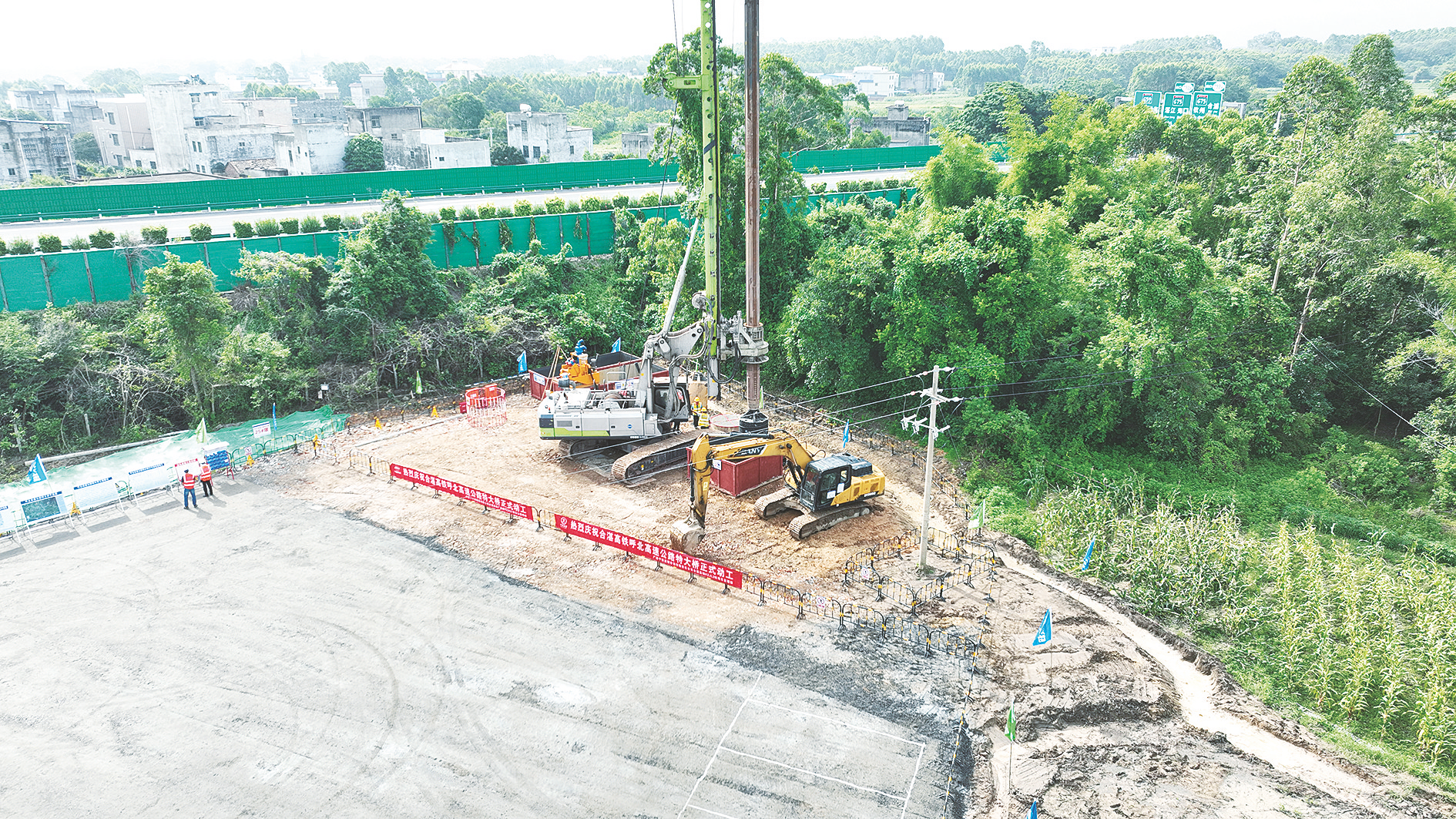     合湛高铁呼北高速公路特大桥开工现场。    （陈磊 摄）
