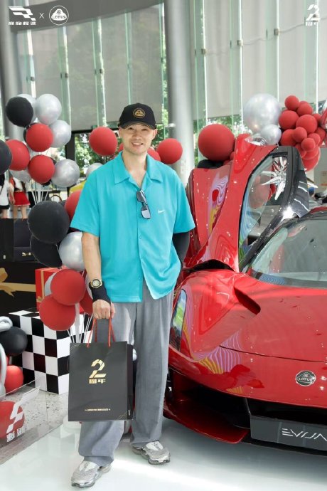 上海现年轻人排队抢鸡蛋热潮，莲花与巅峰极速联名活动引关注