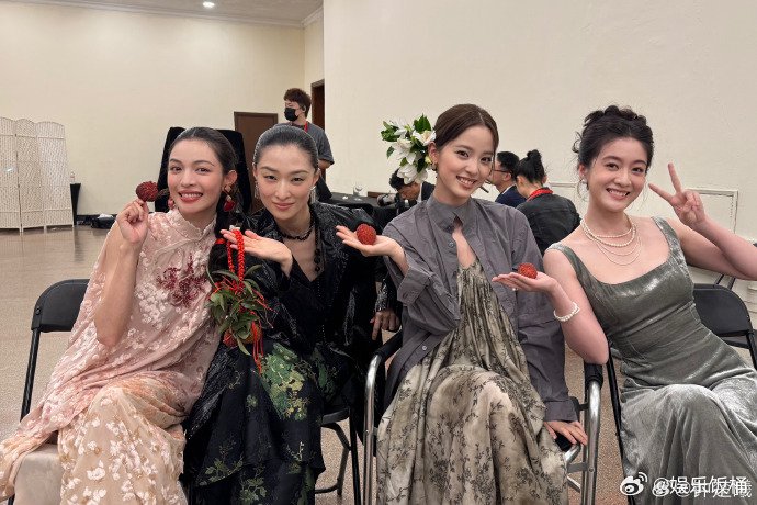 钟楚曦汪曲攸欧阳娜娜张雪迎四人同框合照