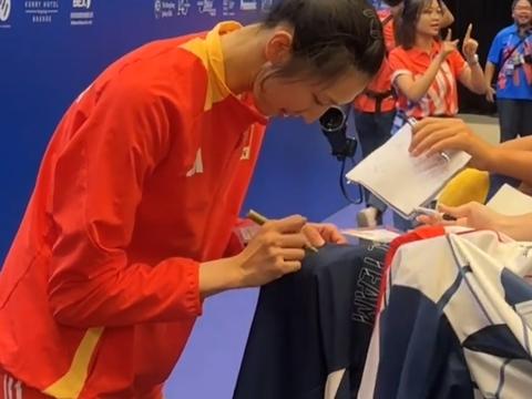 女排3-1捷克赛后圈粉！王媛媛合影，吴梦洁签名，王梦洁低调采访