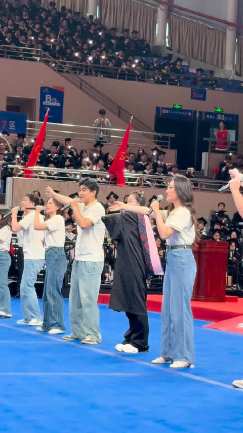 奥运冠军昌雅妮华中科技大学毕业，毕业典礼现场热情合唱