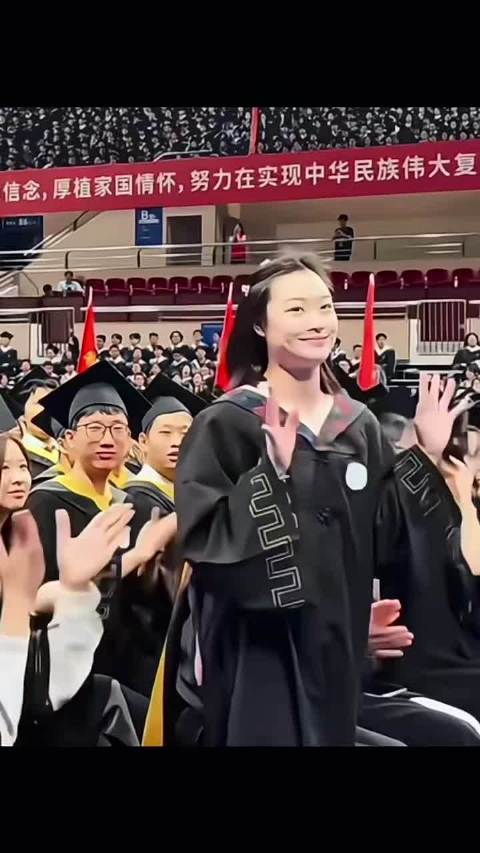 奥运冠军昌雅妮华科大毕业，校长拨穗领唱青春纪念册