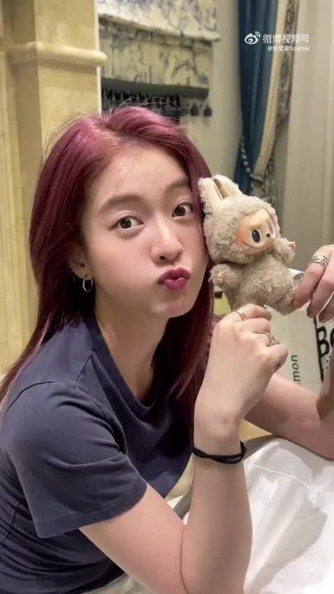 张雪迎28岁生日营业，新发色美出新高度啦，生日快乐新一岁继续闪闪发光