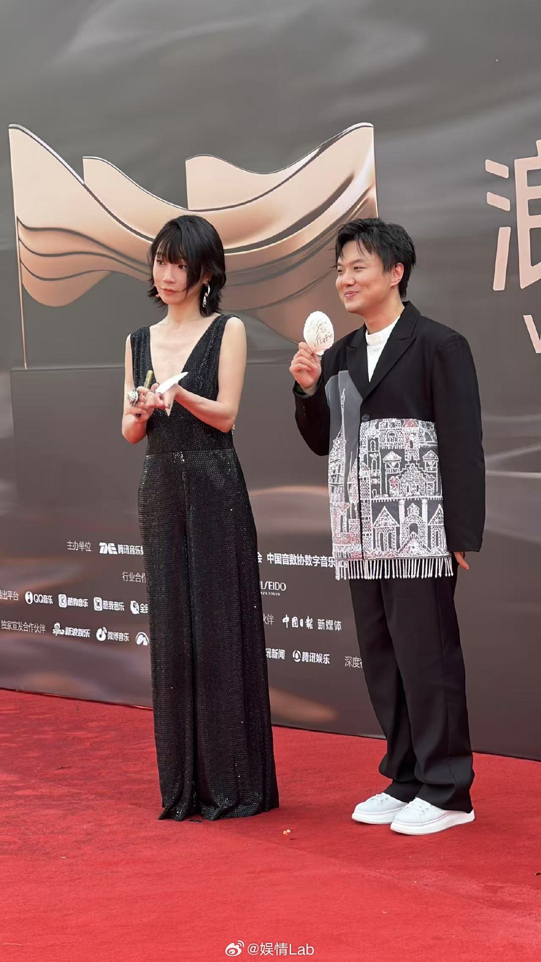 浪潮音乐大赏红毯众星复刻经典妆造，今晚19:00揭晓