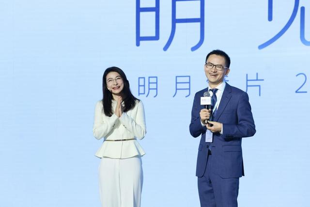 图|左:跳水奥运冠军、明月镜片代言人郭晶晶 右:明月镜片常务副总裁曾哲