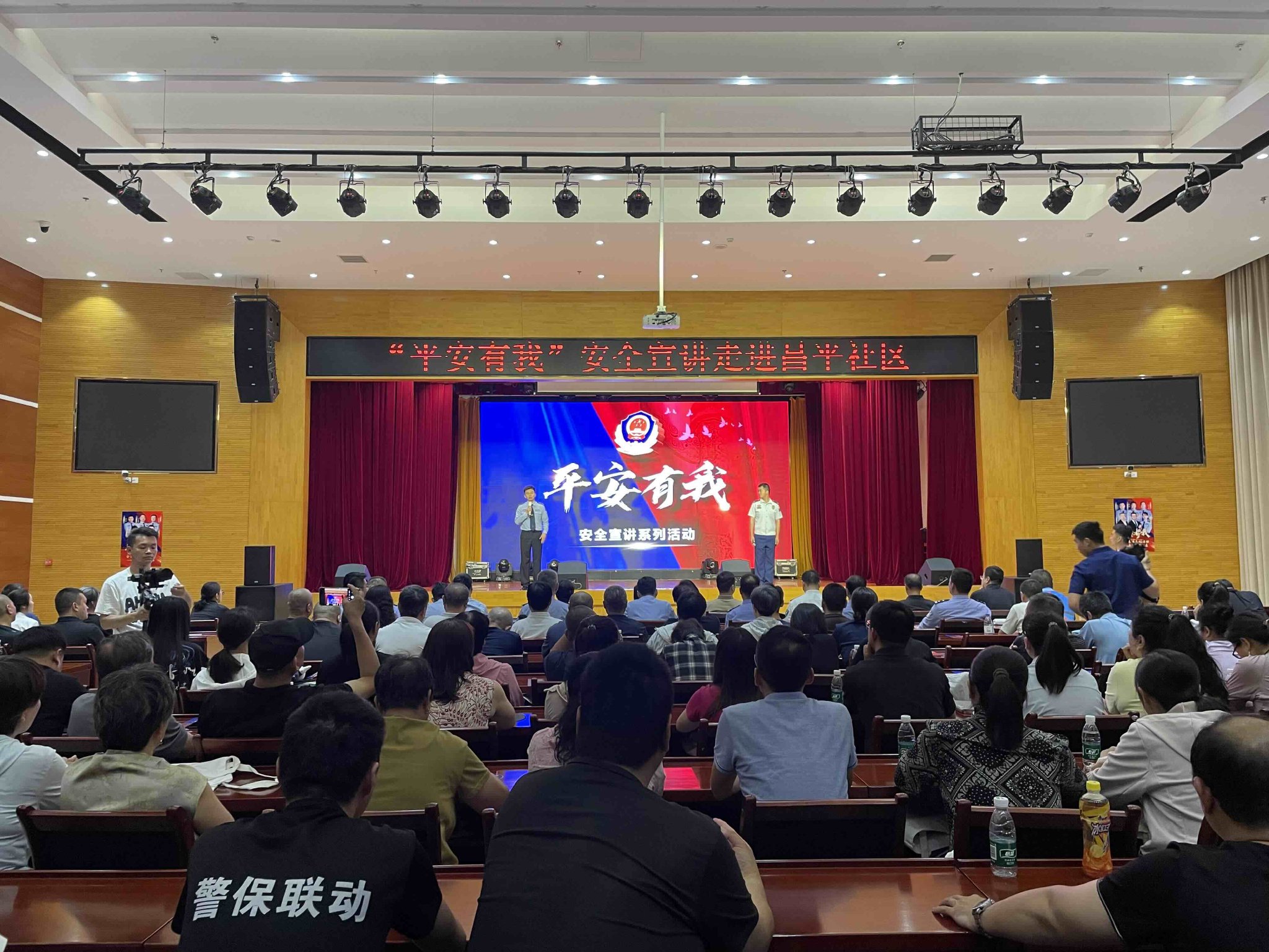 活動現場,民警和消防員為群眾講解電動單車安全使用須知。新京報記者 張靜姝 攝