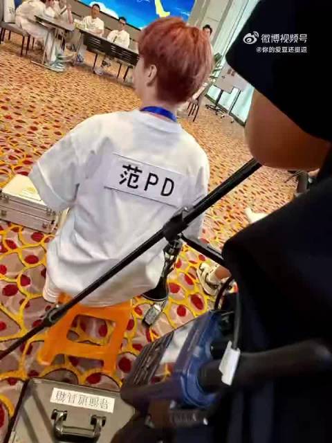 范丞丞客串奔跑吧导演，坐导播位引期待