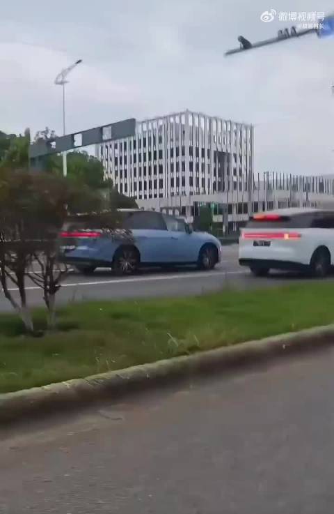 又来个理想 i8 的实拍视频，蓝色和白色，这姿态怎么样