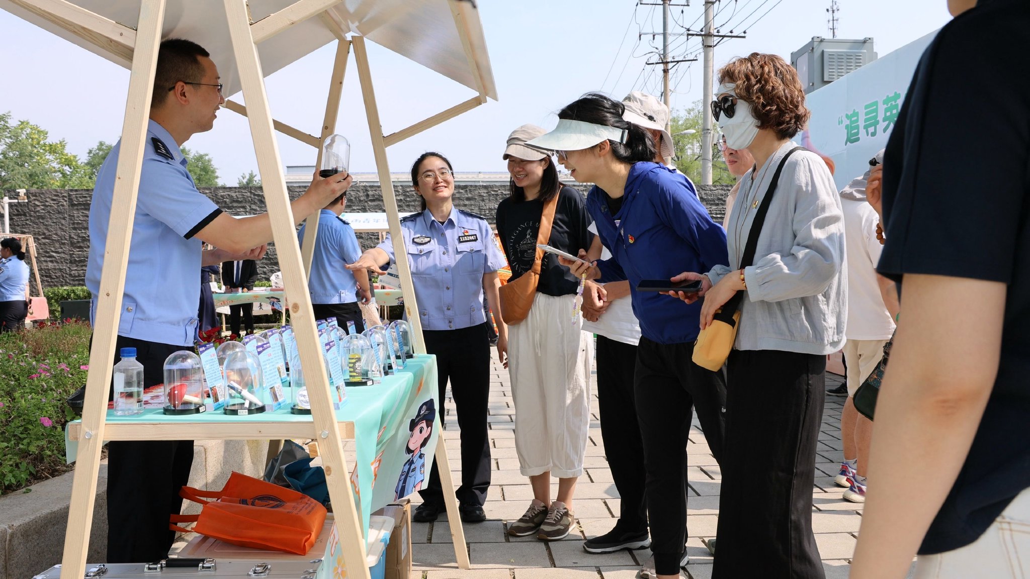 活動現場,民警為展位前的民眾講解相關知識。圖源:北京市監獄管理局