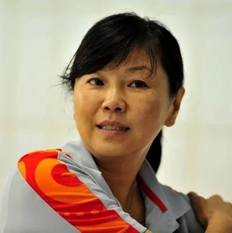周继红被聘为国家跳水队总教练，3月曾办退休手续