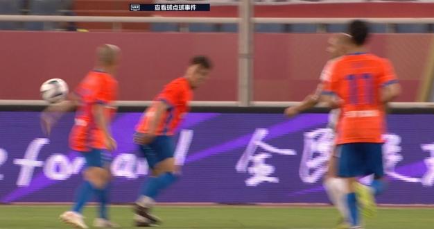 黄政宇主动伸手手球送点！周定洋点射破门，蓉城3-1领先泰山！