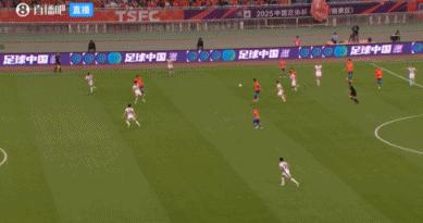 依然没有犯规！马德鲁加出球后遭周定洋铲抢，捂脚踝痛苦倒地