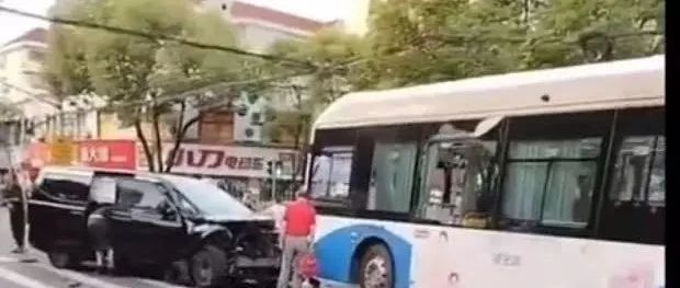 上海一交叉路口3车相撞！公交车玻璃被撞碎，商务车车头变形，两人倒地不起