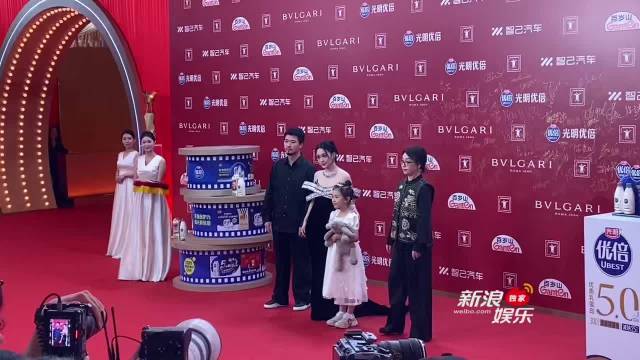 钟欣潼身穿超闪大蝴蝶结裸肩裙亮相闭幕红毯