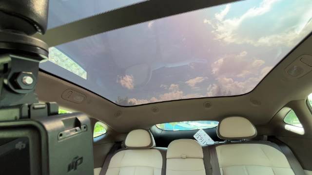 视频：智己L6可变色天幕限时赠送，遮阳效果显著