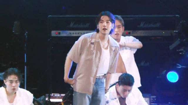 闵玧其与鸟叔合作舞台引热议，韩国网友要求其退团