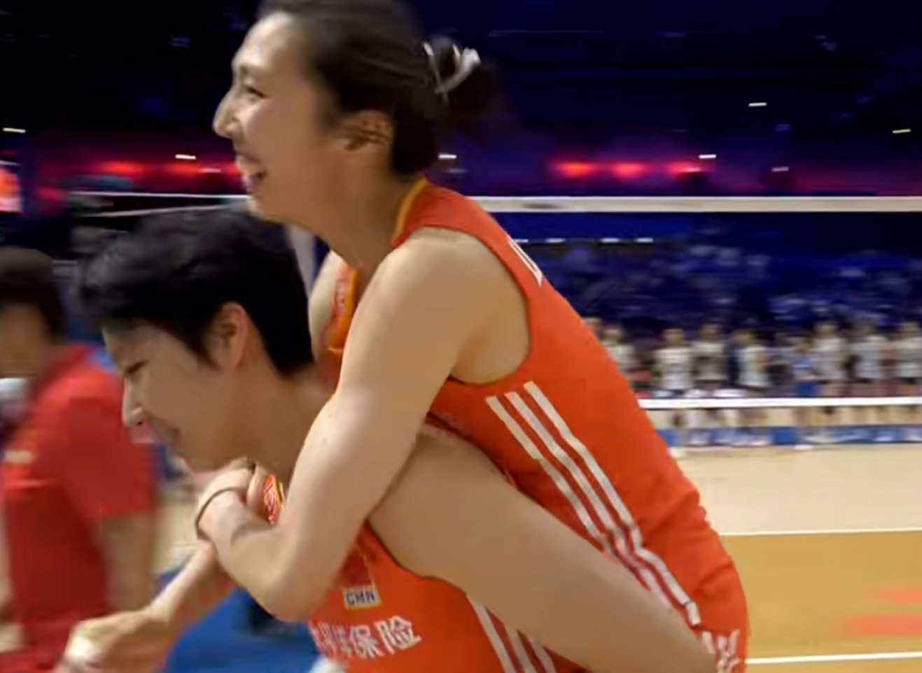 女排3-1日本！吴梦洁受伤笑着离场，全员合影庆祝，王梦洁最灿烂
