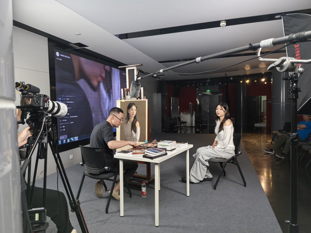 当天上午,来自北京的艺术家贾巍现场演示粉画作画过程。