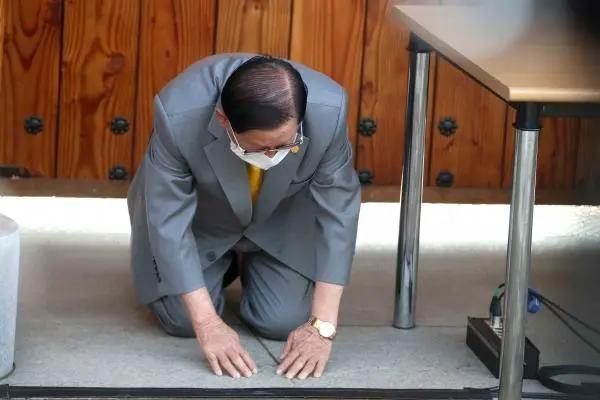2020年3月2日下午,“新天地教会”会长李万熙召开记者会,就教徒大规模感染新冠一事道歉。图源:海外网
